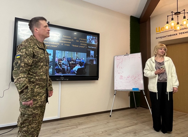  Декан факультету Зоряна АДАМСЬКА знайомить присутніх з лектором